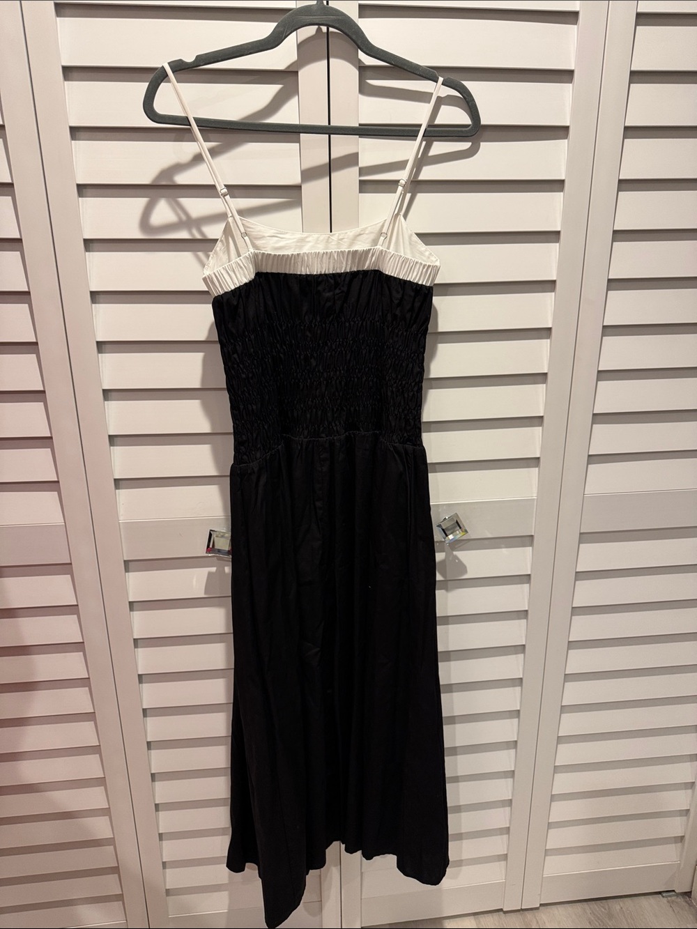 Moon River NWT Black smocked Midi Dress with White Trim & adjustable straps. - Picture 6 of 12